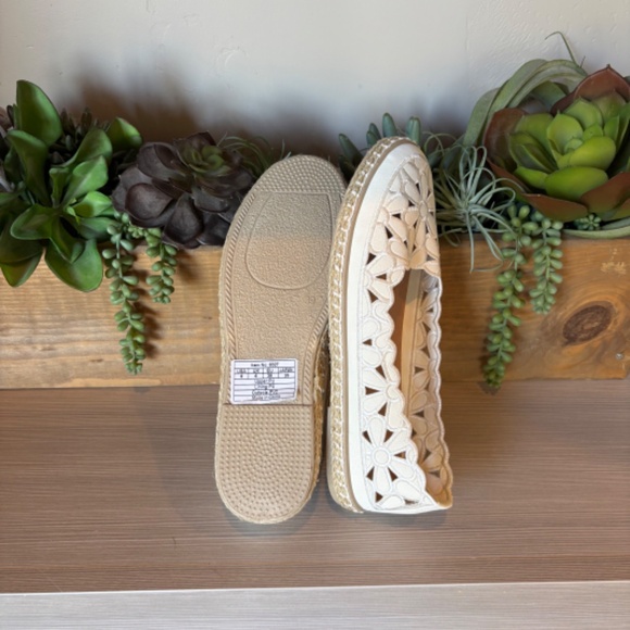 NWOT  Round Toe Ballet Flats Daisy Cut-outs Rope Decor on Soles - Picture 2 of 6